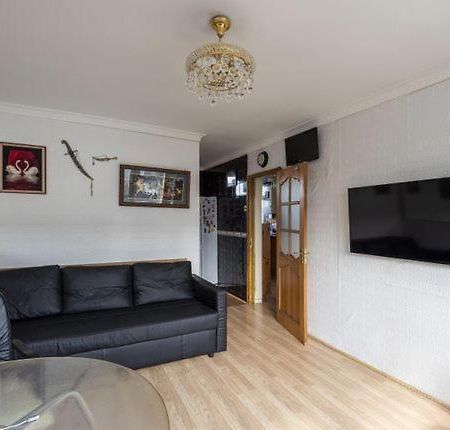 1 Bedroom Flat Close To City With Free Parking Arrangement London Bagian luar foto